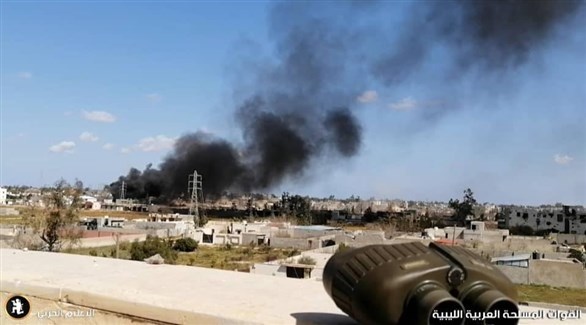 الدخان يتصاعد من مخزن الأسلحة المستهدف (الجيش الليبي)