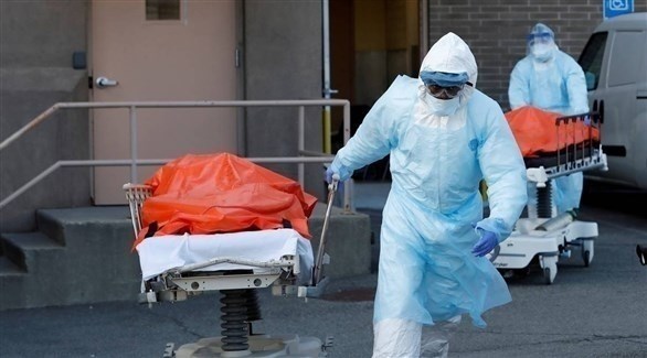 عمال في قطاع الصحة الأمريكي ينقلون جثث ضحايا كورونا (أرشيف)