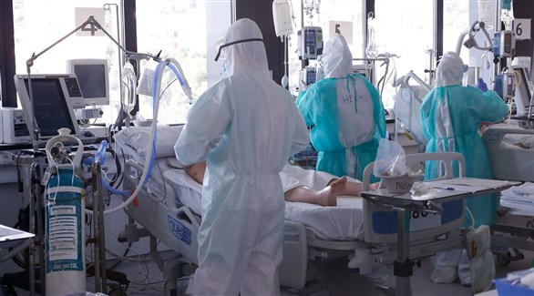 أطباء ومعالجون في مستشفى ببرشلونة الإسبانية لعلاج مصابين بكورونا (الباييس)