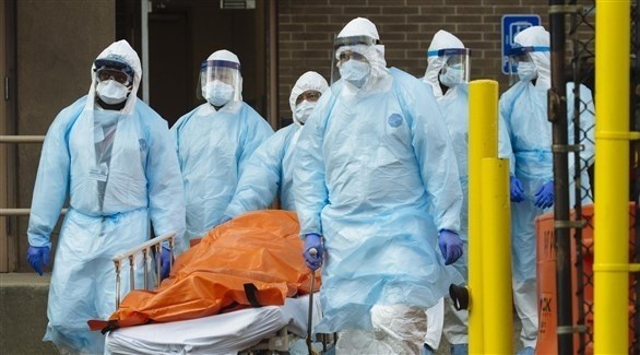 عاملون في قطاع الصحة الأمريكي ينقلون جثة أحد ضحايا كورونا (أرشيف)