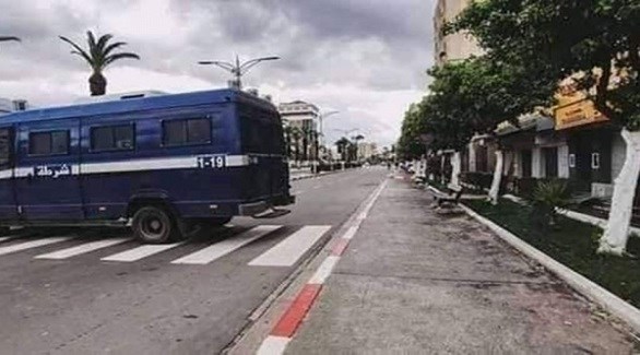 سيارة للشرطة الجزائرية تقطع شارعاً في البليدة لفرض حظر التجوال (أرشيف)