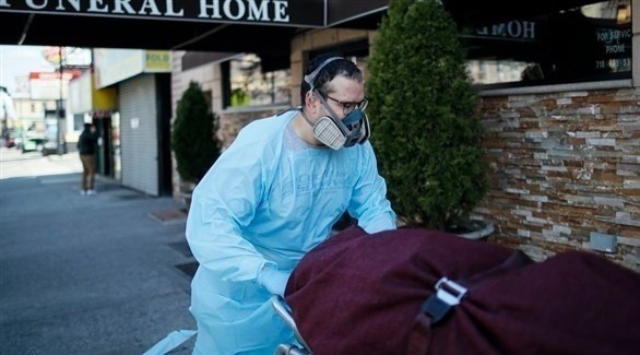 عامل في قطاع الصحة الأمريكي ينقل جثة أحد ضحايا كورونا (أرشيف)
