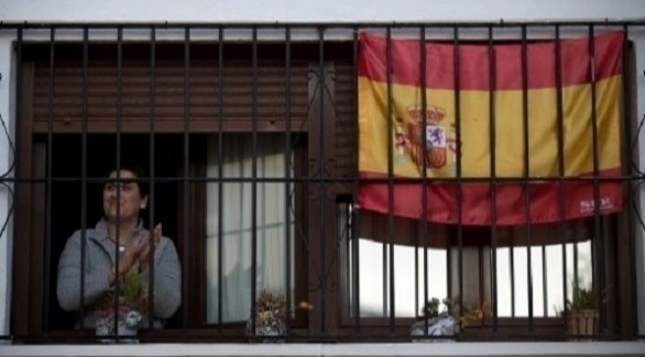 إسبانية تطل من نافذة شقتها (أرشيف) 