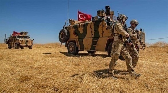 عناصر وآليات عسكرية تحمل العلم التركي (أرشيف)
