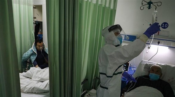 عامل في القطاع الصحي في مصر إلى جانب مصاب بكورونا (تويتر)