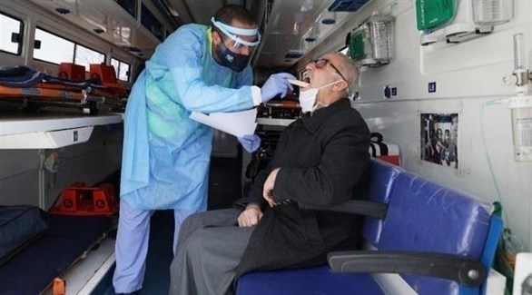 عامل صحي في الأردن يأخذ عينة من مسن لكشف فيروس كورونا (أرشيف)