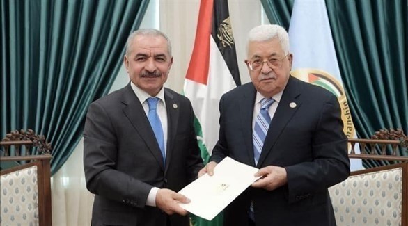 الرئيس الفلسطيني محمود عباس ورئيس الحكومة أحمد اشتية (أرشيف)