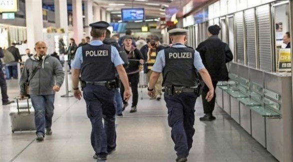 رجلا شرطة يقومان بدورية في مطار برلين .(أرشيف)