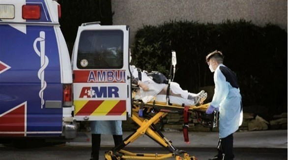 مسعفون أمريكيون ينقلون مصاباً بكورونا للمشفى (أرشيف)