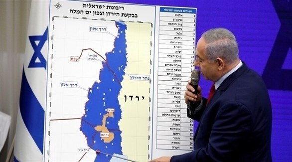 رئيس الوزراء الإسرائيلي بنيامين نتانياهو أمام خريطة السيادة على الضفة الغربية (أرشيف)