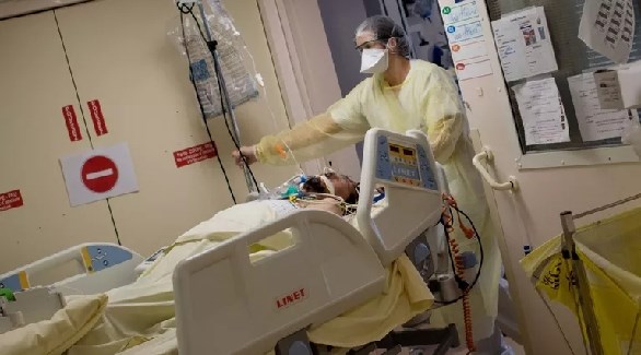 إسعاف مصاب بكورونا في مستشفى بنانت الفرنسية (أرشيف)