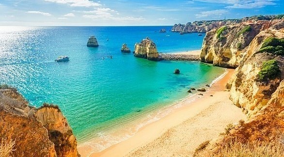 شاطىء سياحي في البرتغال (ديلي ميل)