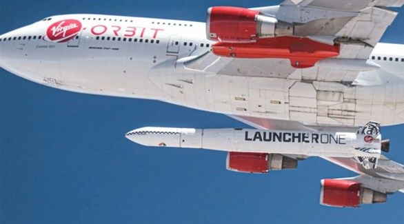 صاروخ "لانشرو ان" تحت جناح طائرة "كوسميك غيرل" لـ"فيرجين أوربت" (أرشيف)