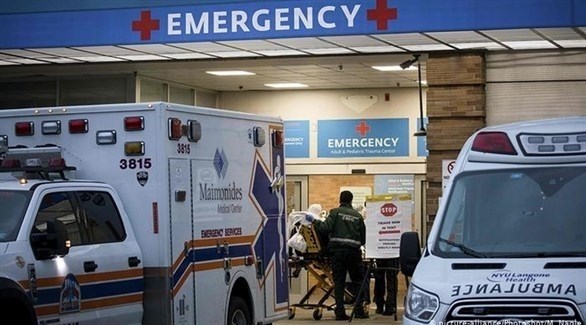 سيارت إسعاف ومنقذ أمام بوابة طوارئ في الولايات المتحدة (أرشيف)
