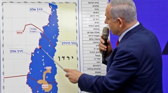 رئيس الوزراء الإسرائيلي بنيامين نتانياهو  يعرض خريطة المناطق المعنية بالضم (أرشيف)