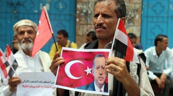 يمني يرفع صورة الرئيس التركي رجب طيب أردوغان (أرشيف)