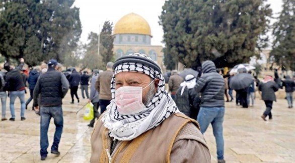 كهل فلسطيني يرتدي الكمامة المسجد الأقصى (أرشيف)