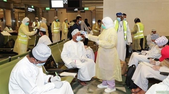 ممرضة تفحص عمانياً في مطار مسقط (أرشيف)