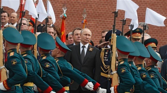 بوتين مشاهداً عرضاً عسكرياً بمناسبة عيد النصر (أرشيف)