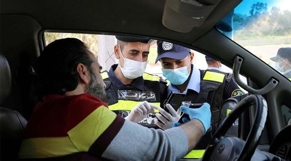 عناصر أمنية تساعد سائقاً في الأردن (أرشيف)