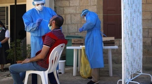 عامل في القطاع الطبي يسحب عينة من لبناني (أرشيف)