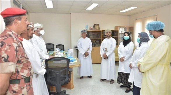 أطباء ومعالجون صحيون ومسؤولون في عمان (أرشيف)
