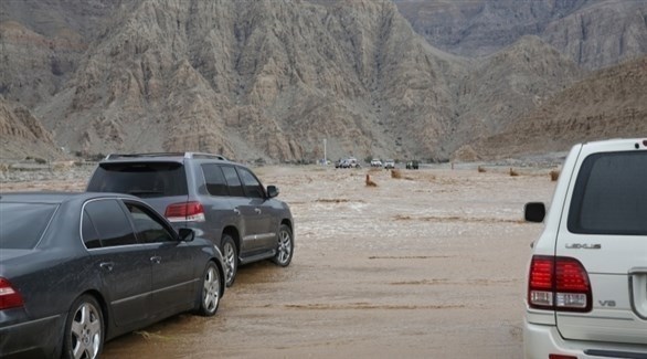 سيارات تعبر وادياً خلال السيول في الإمارات.(أرشيف)