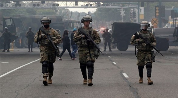 الحرس الوطني الأمريكي في مينيابوليس لإعادة الهدوء للمدينة (رويترز)