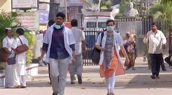 رجل وامرأة يرتديان الكمامة الصحية خوفاً من كورونا في الهند (أرشيف)
