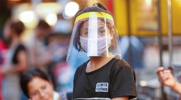 فتاة ترتدي أغطية حماية في الشارع (أرشيف)