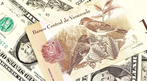 العملة الأمريكية والعملة الفنزويلية (أرشيف)