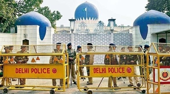 عناصر أمنية هندية أمام مركز ديبلوماسي باكستاني (أرشيف)