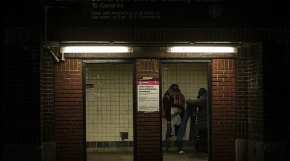 مشردان في محطة مترو الأنفاق في بروكلين بنيويورك (أرشيف)