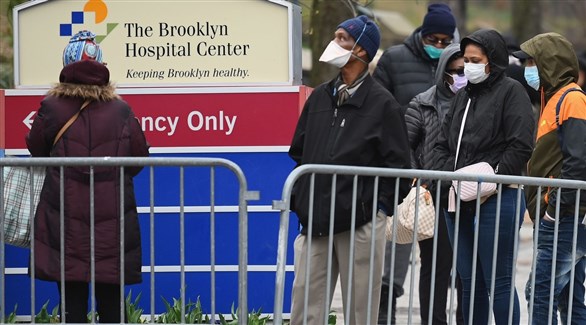 أمريكيون أمام بوابة مستشفى في بروكلين بنيويورك (أرشيف)