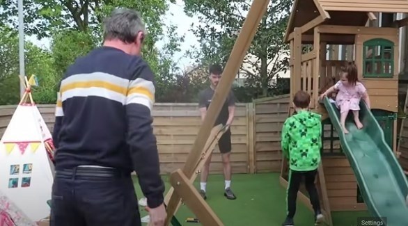 أكبر عائلة في بريطانيا تصمم حديقة ألعاب في العزل (ميرور)