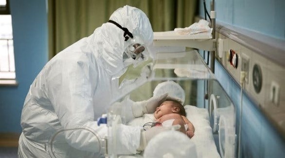 طبيب يقدم الرعاية لطفل مصاب بكورونا (أرشيف)