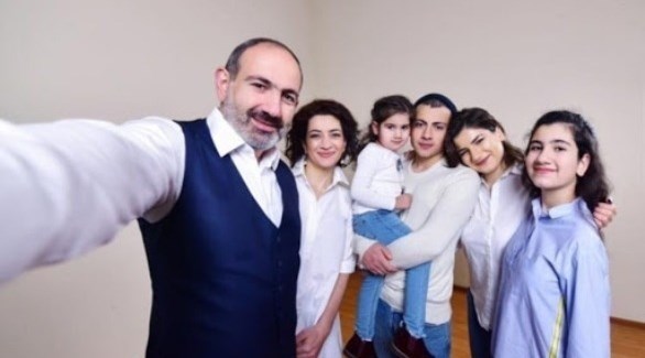 رئيس وزراء أرمينيا نيكول باشينيان وعائلتة (أرشيف)