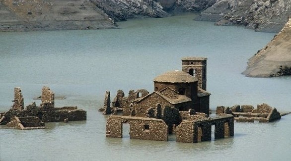 قرية إيطالية تظهر من قاع بحيرة (ميرور)