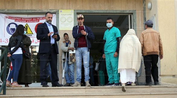 مغاربة أمام مستشفى مولاي يوسف في الدار البيضاء (أرشيف)