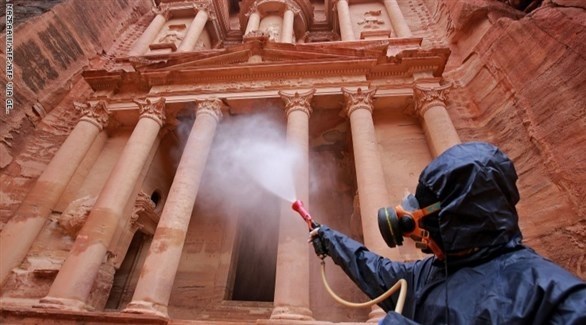 عامل يعقم موقع البتراء الأثري في الأردن (أرشيف)