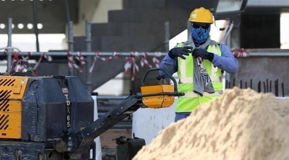 عامل في أحد مشاريع كأس العالم في قطر (أرشيف)