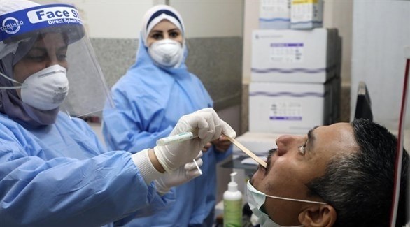 عاملة في القطاع الصحي تسحب عينات من مصري (إ ب أ)