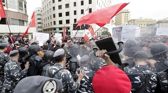 عناصر من الأمن اللبناني يشتبكون مع متظاهرين (أرشيف)