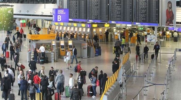 مسافرون في مطار فرانكفورت الألماني (أرشيف)