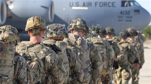 عناصر من قوات نخبة أمريكية في طريقهم إلى طائرة عسكرية (أرشيف)