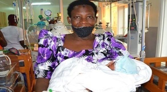  صافينة ناموكوايا تحمل طفلتها الأولى التي أنجبتها بعمر الرابعة والستين (ديلي ستار)