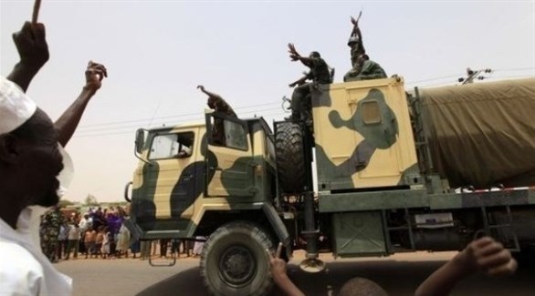 سودانيون يحيون عناصر من الجيش بعد سقوط نظام البشير (أرشيف)