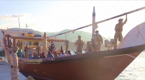 عناصر من قوات التحالف عند مداهمة قارب تهريب الأسلحة الإيرانية للحوثيين (2 ديسمبر)