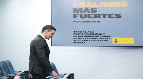 رئيس الحكومة الإسبانية بيدرو سانشيز اليوم الأربعاء بعد خروجه من البرلمان (الباييس)