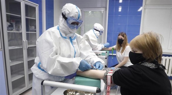 عامل في القطاع الصحي الإسباني يسحب دم مراجعة للتأكد من سلامتها (إفي)